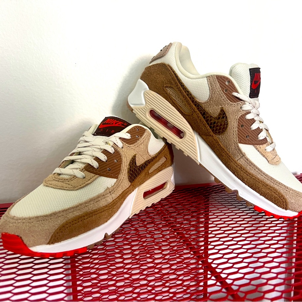 Womens 7.5 Nike Air Sneakers